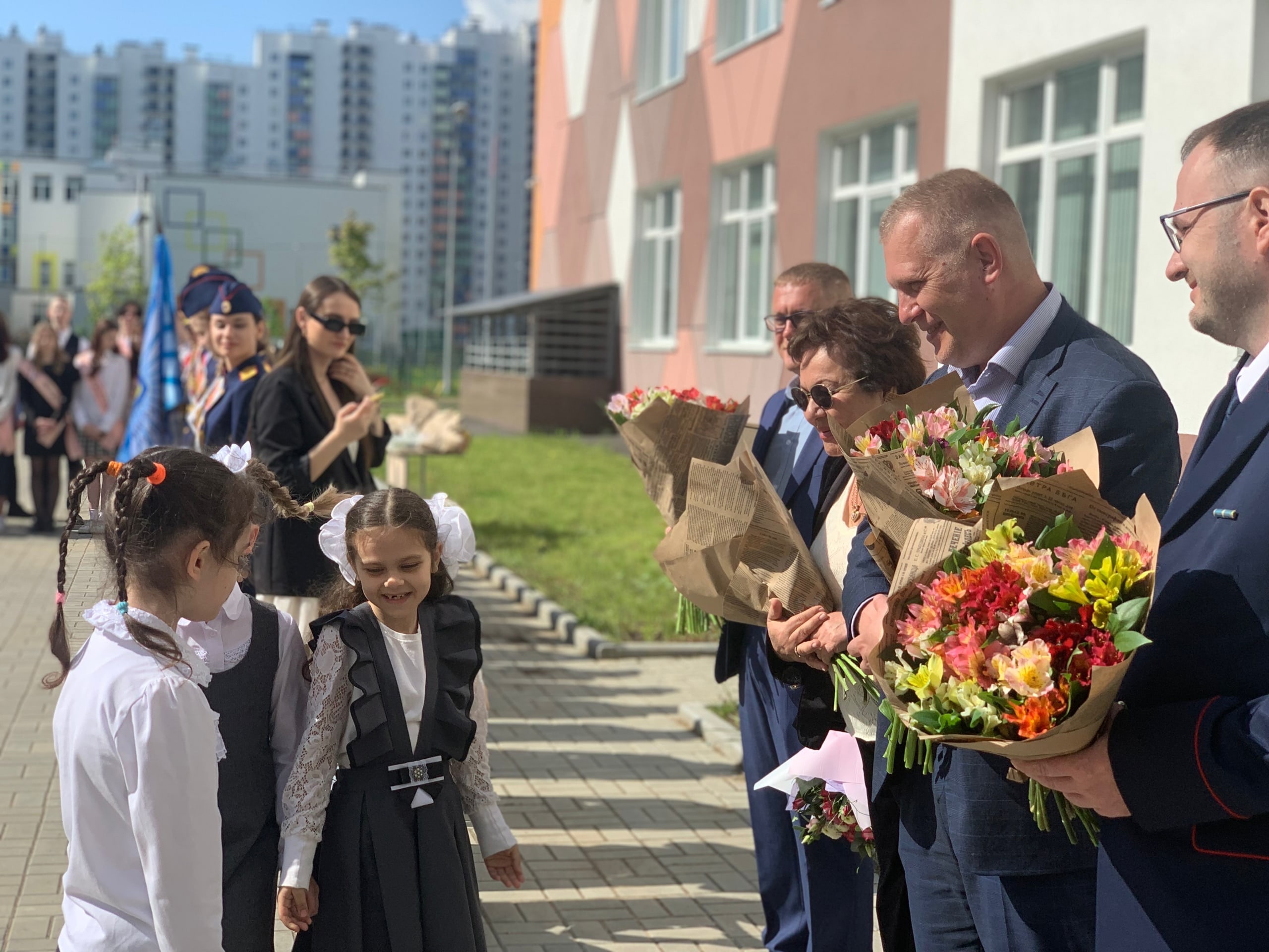 В г. Мурино отзвенели последние звонки для выпускников