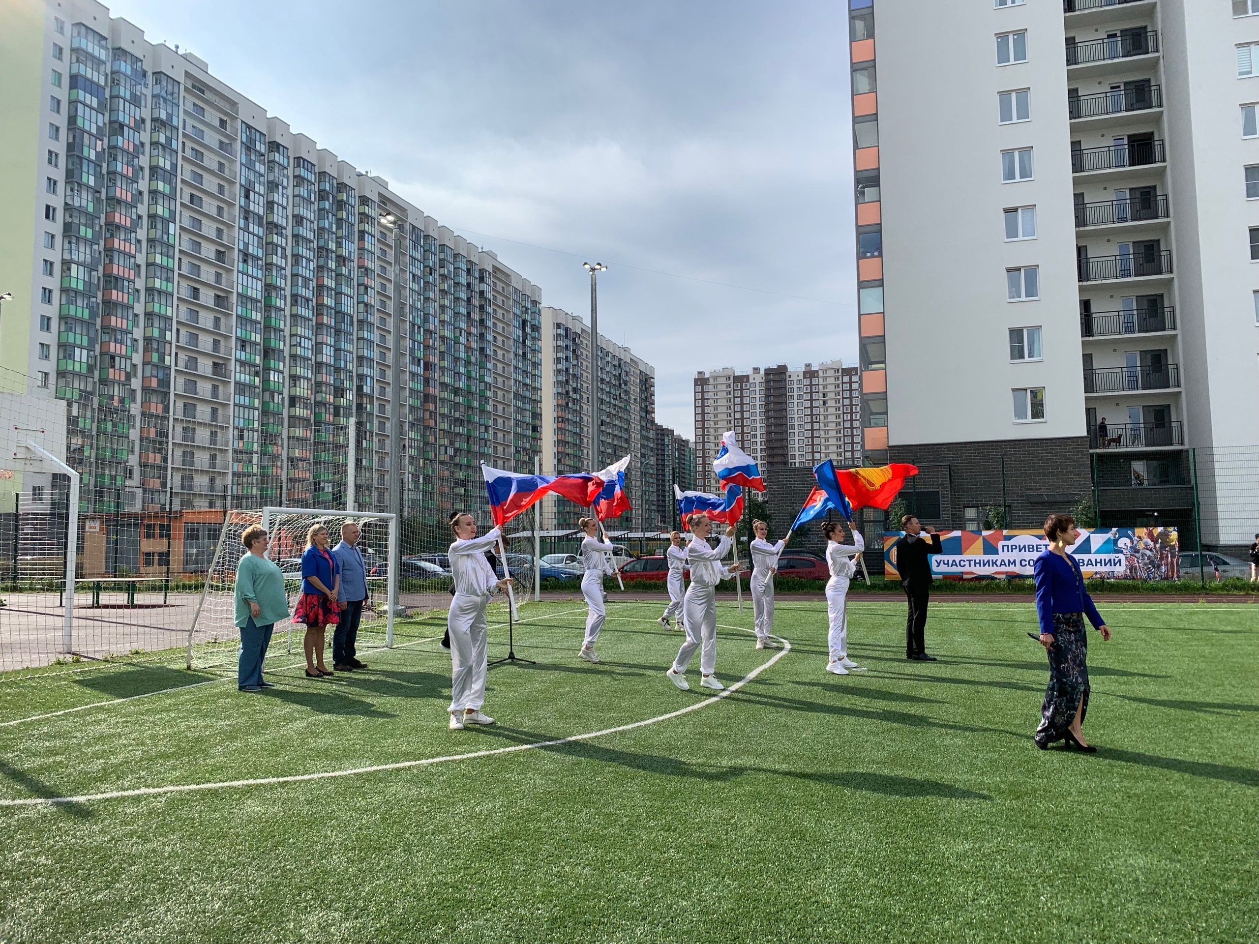 На стадионе МОБУ «СОШ «Муринский ЦО №4» начались открытые турниры по волейболу и мини-футболу